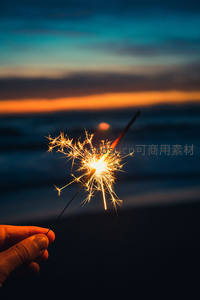 夕阳海滩手持烟花棒灿烂夺目