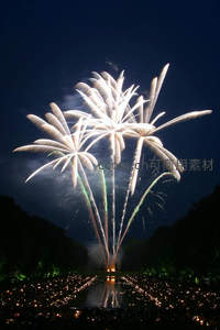 湖面倒影的白色烟花盛景