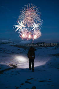 雪原之上绽放的冬日烟花