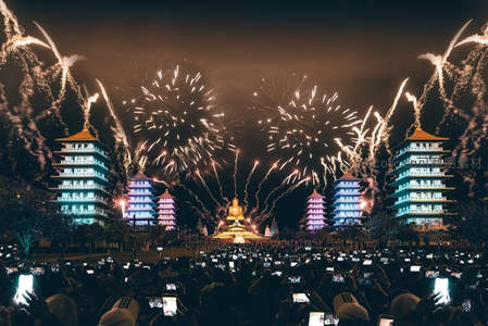 古寺佛塔前的跨年烟火盛典
