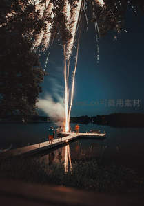 湖畔码头家人共赏升空烟花美景