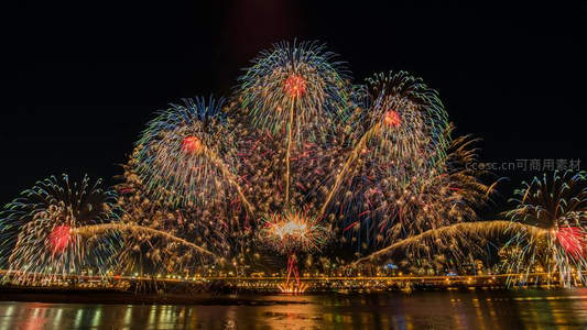 夜空绽放的绚烂烟花秀