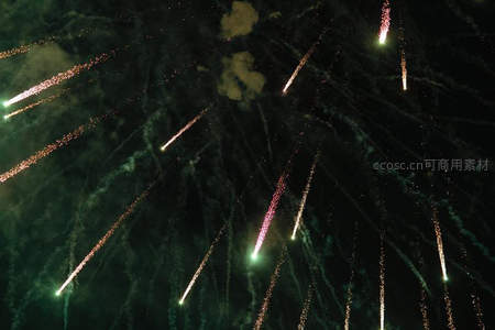 升空的焰火划破夜幕