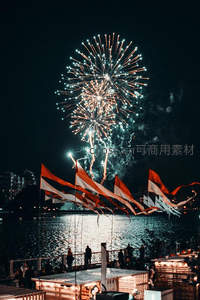 湖畔烟火与飘扬旗帜
