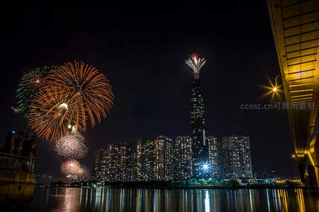 高楼林立的都市夜空烟花绽放