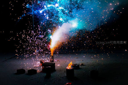 地面烟花喷射，蓝色火树银花与橙色火星交织成梦幻场景