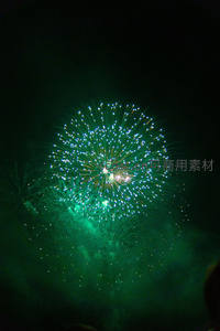 翠绿烟花如繁星般散开，在夜空中留下梦幻般的绿色光晕
