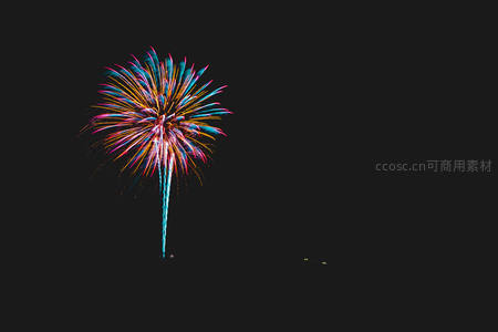 单朵彩虹烟花点亮黑夜