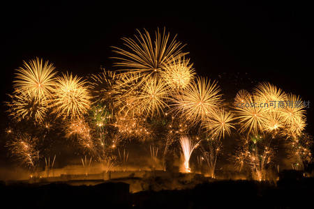 金色烟花照亮古城墙夜景