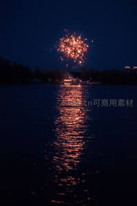 湖面倒影中的红色烟花绽放