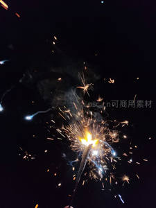 手持仙女棒，火花四溅夜色