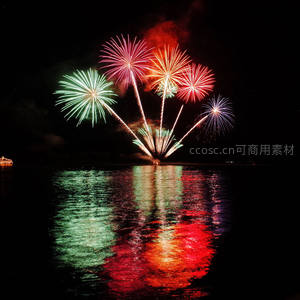 湖面倒影烟花，五彩斑斓如画