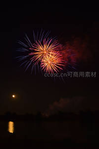 夜空绽放的绚烂烟花与水中月影