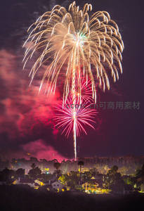 巨大烟花在住宅区上空绽放如花树