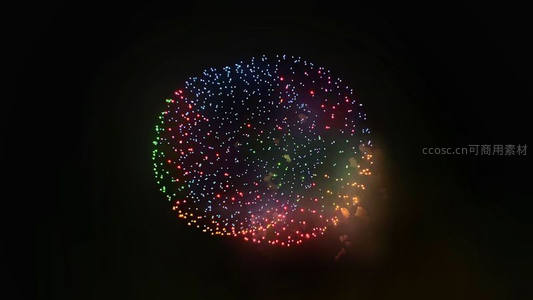 圆形烟花如星河般绚烂，点亮漆黑夜幕