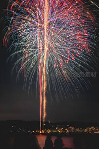 城市水岸绚丽烟花秀夜景