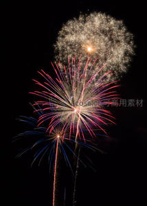 多层烟花在夜空竞相绽放