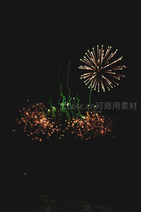 绿金交织的夜空礼赞