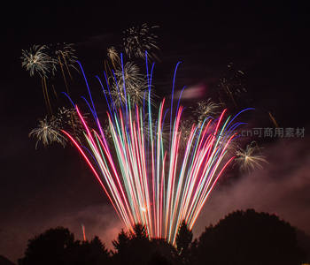 彩色烟花如喷泉般冲向夜空