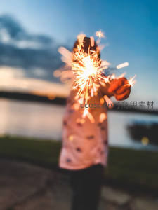 手持仙女棒的孩子剪影