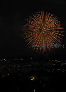 金色烟花绽放于城市上空夜景
