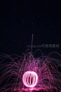 粉色光绘球体与星空辉映