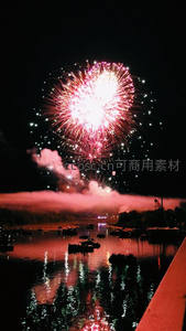 湖面倒影中的心形烟花