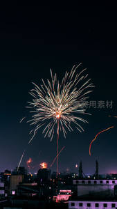 城市上空绽放的金色烟花
