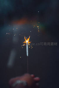 手中握着的闪耀仙女棒