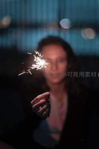 手持仙女棒的人像特写