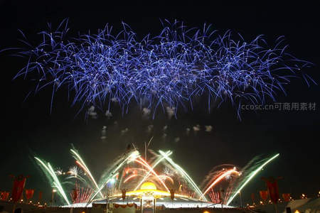 夜空绽放的蓝色烟花盛宴