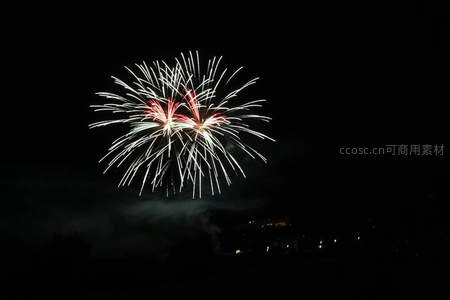 夜幕中绽放的红白烟花