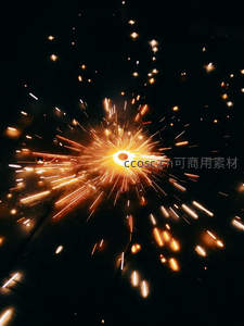 黑暗中爆发的橙色烟花爆炸