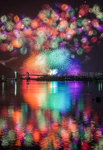 夜空烟花绽放，湖面倒影如梦似幻