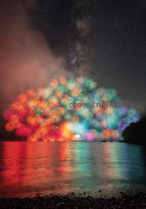 星空下的烟花盛宴，银河与焰火交相辉映
