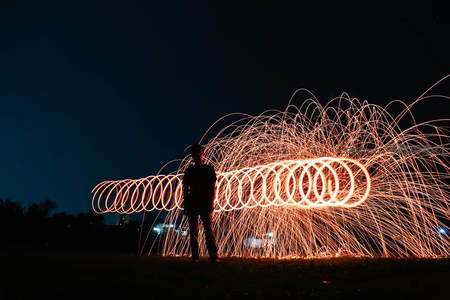 钢丝绒光绘：夜空中舞动的火焰之环