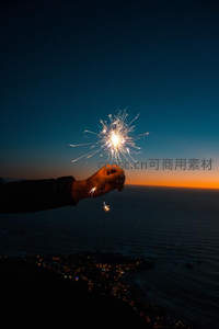 海岸高处，手握烟花迎接日落余晖