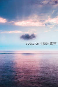粉紫霞光映照的梦幻海天