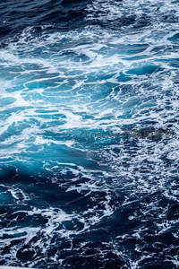 深海波涛汹涌，白沫交织成流动画卷