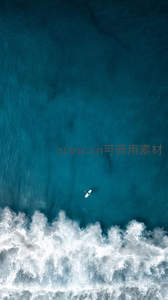 航拍视角下的冲浪者，碧海白浪间驰骋