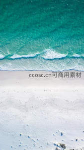 鸟瞰视角下碧海白沙的完美交界
