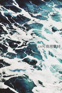 海浪泡沫交织，深蓝与洁白碰撞