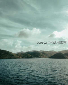青山环抱碧水，云雾缭绕似仙境
