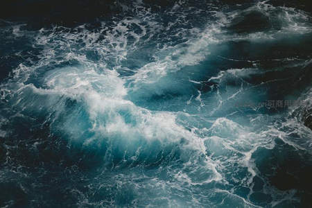 深海巨浪翻涌的动态瞬间