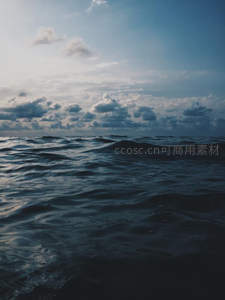 阴云密布下的辽阔海平面