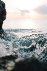 岩石海岸浪花飞溅日落时分
