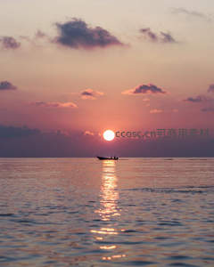 孤舟剪影伴夕阳泛舟海上