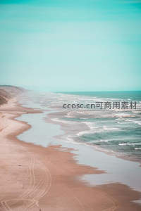 海岸线蜿蜒沙丘与碧海相接