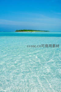 清澈见底浅滩遥望绿意小岛