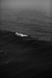 黑白海浪翻涌，泡沫点缀深邃海洋